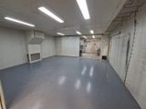 une grande pièce vide avec une cheminée