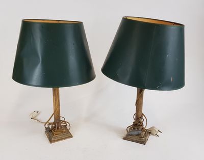 deux lampes vertes posées sur une surface blanche, avec un fond blanc