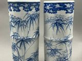 une paire de vases bleus et blancs ornés de bambous