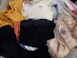une boîte pleine de vêtements posée sur le sol