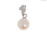 une image représentant un pendentif composé d'une perle et d'un diamant sur fond blanc