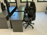 une image représentant un bureau avec deux bureaux et une chaise
