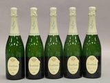 quatre bouteilles de champagne sont alignées