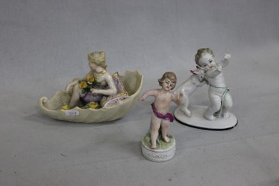 trois figurines représentant un garçon et une fille dans un bateau