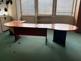 un bureau dans un local vide, avec une plante dans un coin