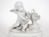 une statue blanche représentant un Cupidon tenant un panier de fleurs