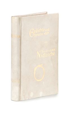 la couverture d'un livre sur laquelle figure un anneau doré