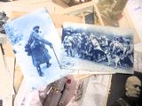 de nombreuses photos anciennes d'hommes et de femmes posées sur une table