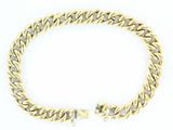 un bracelet en or jaune à maillons de type « curb » sur fond blanc