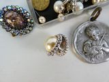 une boîte à bijoux posée sur une table à côté d'une pièce de monnaie