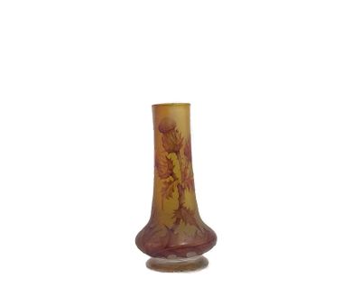 un vase posé sur une surface blanche