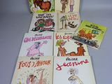 plusieurs livres pour enfants sont alignés sur une surface blanche