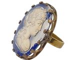 une image représentant une bague avec le profil d'une femme