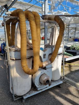 une machine qui se trouve à l'intérieur d'un bâtiment
