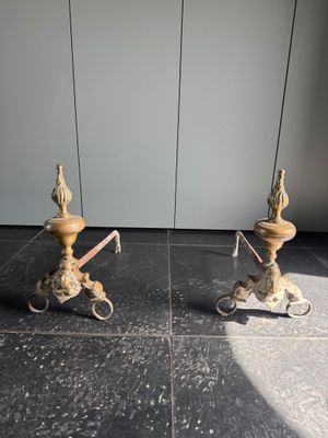 paire de bougeoirs anciens en fonte, montés sur des socles en fonte