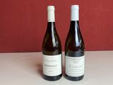 deux bouteilles de vin posées sur une table l'une à côté de l'autre
