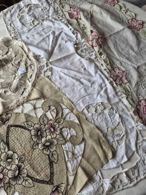 un lit sur lequel sont posées plusieurs couettes