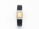 un gros plan d'une montre sur une surface blanche avec un fond blanc