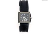 une montre noire avec un cadran argenté sur fond blanc