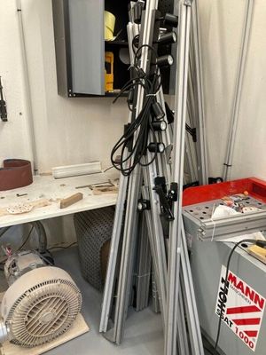 une photo d'une pièce avec beaucoup d'outils sur le sol