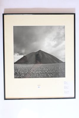 photographie en noir et blanc d'une montagne au milieu d'un désert
