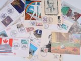 de nombreux types de timbres sur la table