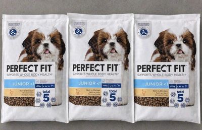 trois sacs de croquettes « Perfect Fit » posés sur une table