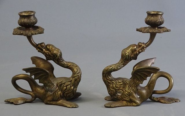 Chine. Paire de bougeoirs en bronze à décor de dragons. H :18