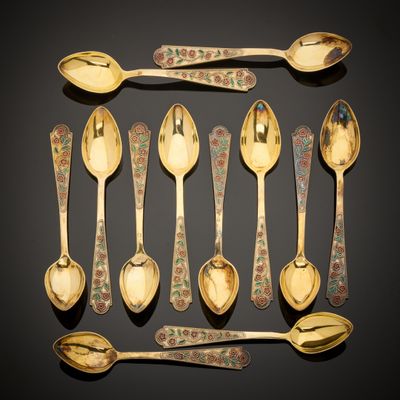 a lot of spoons and spoon spoons on a table