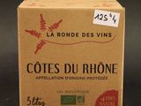 emballage d'une boîte de vin posée sur une table, sur laquelle est collé un autocollant