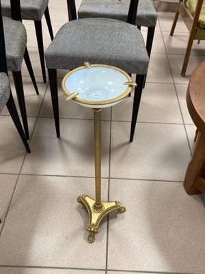 plusieurs chaises et une table dans une pièce où il y a beaucoup de chaises