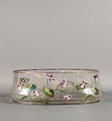 un bol en verre orné de fleurs, posé sur une table