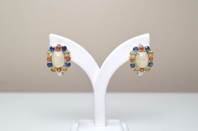 Une paire de boucles d'oreilles en argent serties de 2 opale…