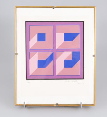 une photographie encadrée représentant une peinture abstraite rose et bleue
