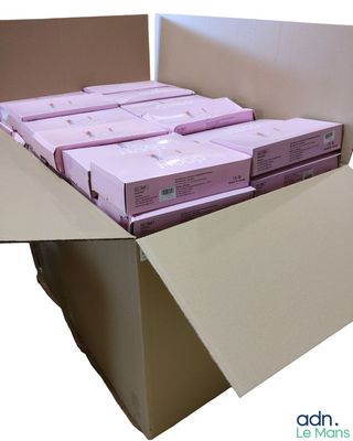tout un tas de cartons qui sont rangés dans un carton
