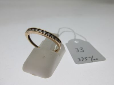 une photo d'une bague en or sertie de diamants noirs, avec une étiquette de prix