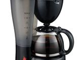 La cafetière se trouve à côté d'un mixeur, sur un fond blanc.
