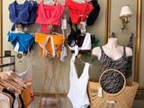 un présentoir de vêtements accroché au mur d'un magasin