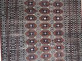 un tapis oriental accroché au mur d'une pièce