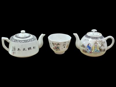CHINE Ensemble de deux théières et une petite tasse