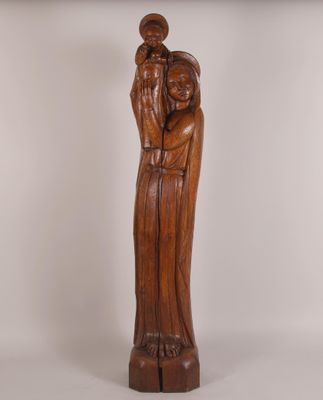 statue en bois d'une femme tenant un enfant dans ses bras