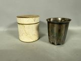 une paire de tasses en métal argenté et un coffret en bois