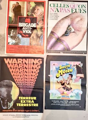de nombreuses affiches accrochées au mur d'une pièce