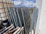une clôture située à côté d'un bâtiment sur lequel est installée une clôture