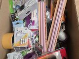 une boîte en carton remplie d'objets hétéroclites