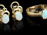 deux bagues en oplite et une bague en or sertie d'une oplite blanche