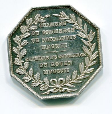 une image représentant une pièce d'argent ornée d'une couronne de feuilles