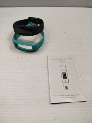 un bracelet noir et vert orné d'une bande bleue