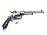 un revolver argenté à crosse en bois sur fond blanc
