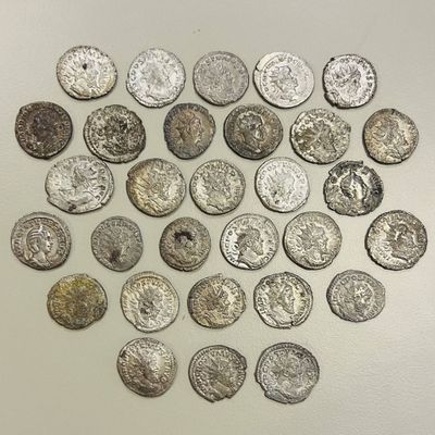certaines des pièces d'argent sont disposées en cercle sur une surface blanche